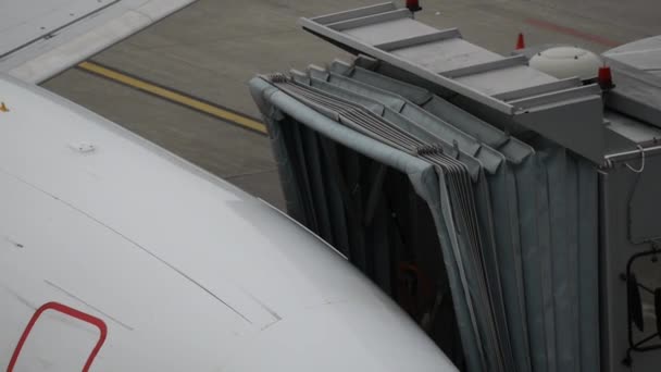 Terowongan Penumpang Menempel Pada Pesawat — Stok Video