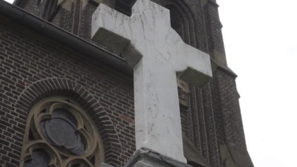 Rekaman Sebuah Salib Depan Sebuah Gereja Jerman Kamera Fokus Pada — Stok Video
