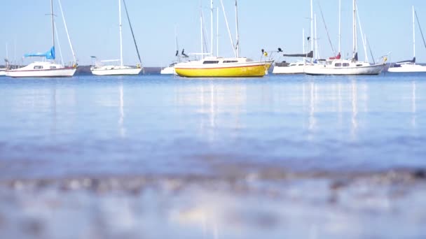 Лодки Пришвартованы Время Прилива Над Австралийским Пляжем Замедленная Съемка — стоковое видео