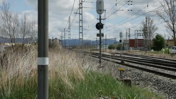 Tren Mercancías Que Pasa Por Cruce Nivel — Vídeo de stock