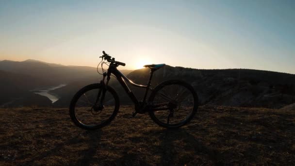 Bicicleta Montaña Pie Acantilado Montaña Con Hermoso Lago Cañón Fondo — Vídeos de Stock