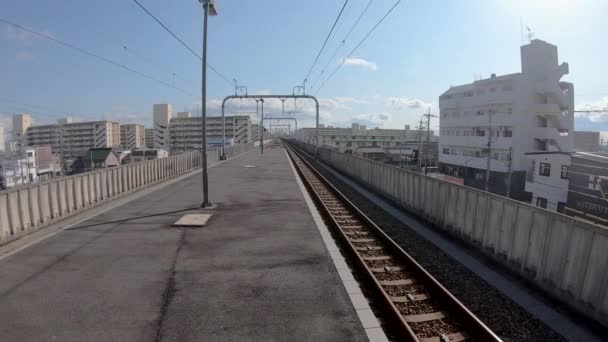 Zaman Ayarlı Demiryolu Rayları Banliyö Mahallesi Tren Stasyona Varır Nagoya — Stok video