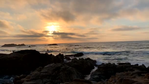 カリフォルニア州カーメルの太平洋岸に沈む太陽の時間経過ビデオ — ストック動画