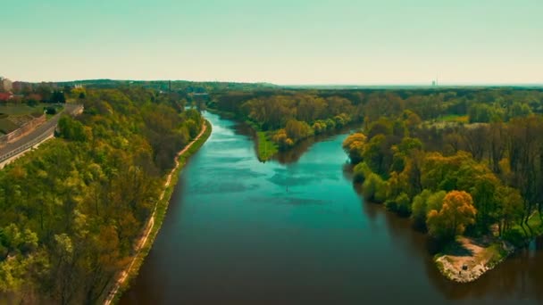 メルニクのヴルタヴァ川の空中ビュー — ストック動画