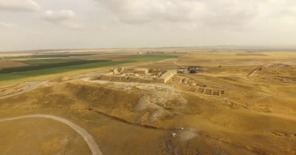 Super Old Ruines Sur Sommet Colline Dans Désert — Video