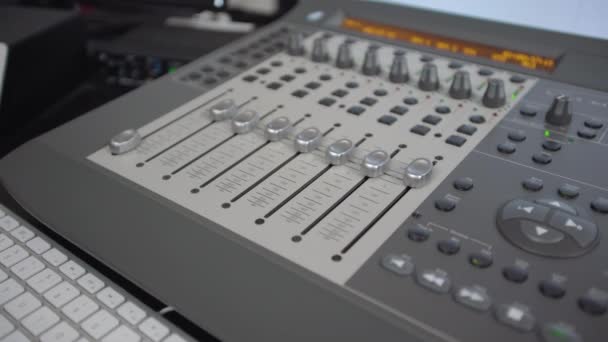 Dolly Atas Melihat Bawah Pada Mixer Audio Saat Dials Bergerak — Stok Video