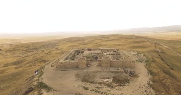 古代の砦は砂漠の真ん中にある小さな山の頂上で破壊されました — ストック動画