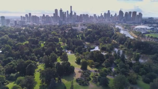 Aerial Przelot Przez Ogrody Botaniczne Melbourne City Skyline Gubernatorów Domu — Wideo stockowe