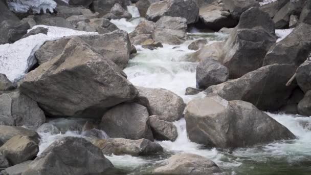 Corriente Movimiento Lento Corriendo Cascada Sobre Rocas Nieve Yosemite — Vídeos de Stock