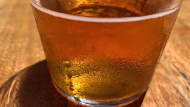 Verre Bière Froid Ona Chaude Journée Été Dans Restaurant Espagnol — Video