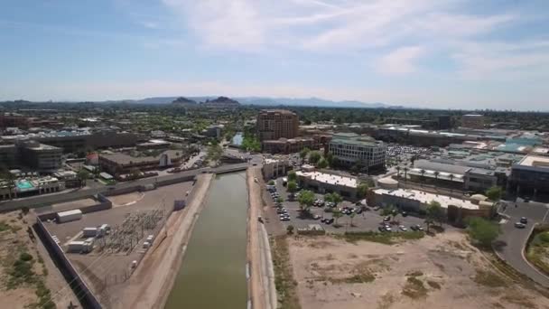 从空中缓缓推进亚利桑那运河小道到老城区的中心Scottsdale Camelback和Scottsdale路 城市生活 沙漠城市 — 图库视频影像