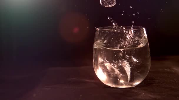 Super Slow Motion Isbitar Faller Glas Vatten Skjuten 5000 Fps — Stockvideo