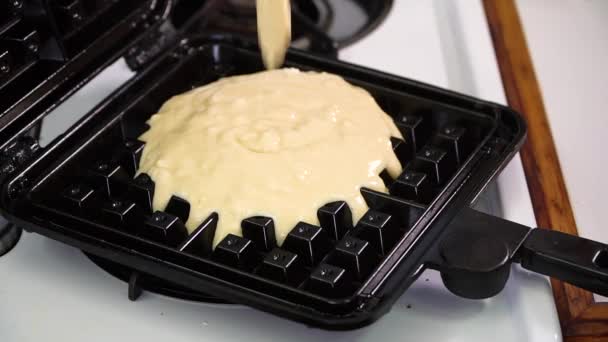 Lento Movimento Pastella Spessa Versato Nel Piano Cottura Waffle Ferro — Video Stock