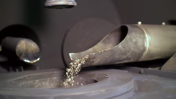 パイプは金属の回転をプラズマアーク炉に振動させます — ストック動画