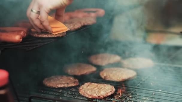 Het Plaatsen Van Kaas Plakjes Hamburgers Tijdens Het Grillen Een — Stockvideo
