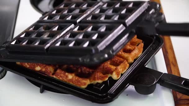 Piano Cottura Belga Waffle Ferro Stiro Sul Bruciatore Gas Apre — Video Stock