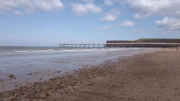 Dolly Shot Von Saltburn Pier Vom Strand Europäischen Frühling — Stockvideo