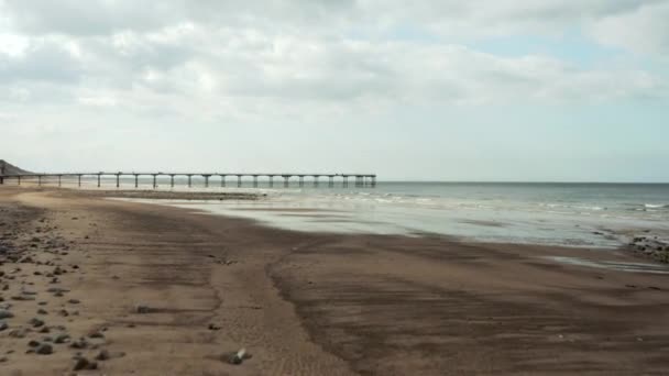 Luchtfoto Dolly Shot Van Saltburn Beach Richting Ocean Lente Europa — Stockvideo