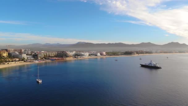 일출시에 멕시코 루카스 바히아 상공을 확대하고 해안에 럭셔리예치와 수병들 — 비디오