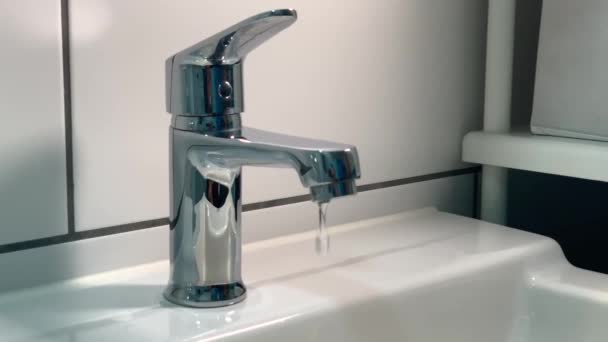 Kraan Met Druppelend Water Close Aardedag Water Lekt Uit Metalen — Stockvideo