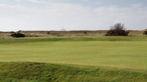 Liens Golf Panoramique Mer Avec Une Plate Forme Pétrolière Caravanes — Video