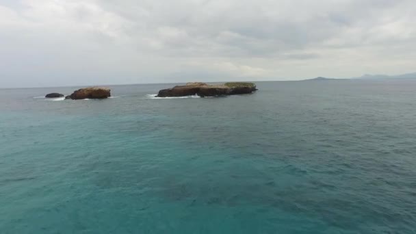 Flygfoto Vågor Som Bryter Stor Klippformation Marietas Islands Nayarit Mexiko — Stockvideo