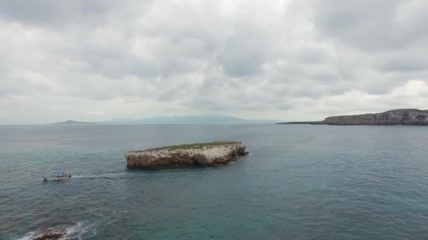 墨西哥纳亚里特Marietas群岛一个大岩层的无人驾驶飞机射击 — 图库视频影像