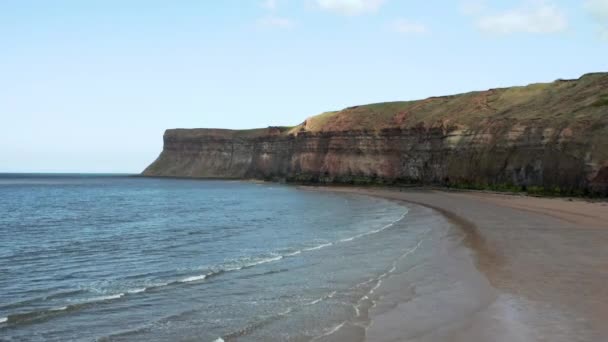 Letecká Dolly Shot Yorkshire Beach Headland Sunny Spring Europe — Stock video