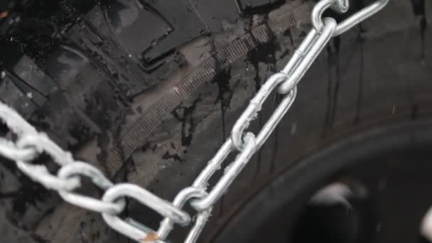 Cadenas Nieve Envueltos Firmemente Alrededor Jeep Fuera Neumático Carretera Mientras — Vídeos de Stock