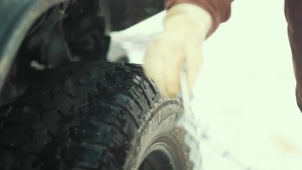 Chaînes Neige Oscillantes Sur Pneu Homme Portant Des Gants Manteau — Video