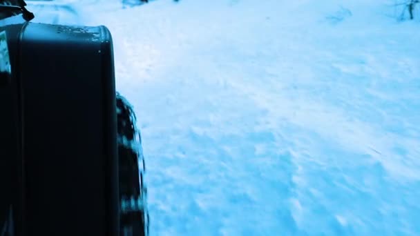 Offroad Däck Jeep Sparkar Upp Snö Vid Kameran Bankas Sidan — Stockvideo