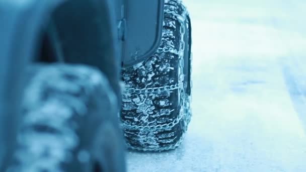 Jeep Dirigindo Por Uma Estrada Gelada Neve Nas Montanhas Correntes — Vídeo de Stock