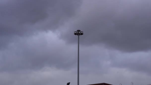 Tormenta Acerca Poste Luz Medio Del Marco Sacude Del Intenso — Vídeos de Stock