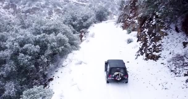 Jeep Dirigindo Road Penhasco Uma Tempestade Neve Fazendo Faixas Frescas — Vídeo de Stock