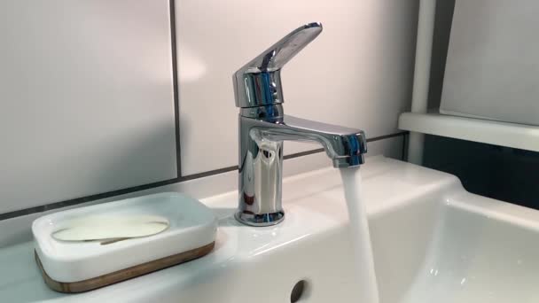 Langzaam Sluiten Van Kraan Badkamer Kostenbesparing Waterbesparing Dag Van Aarde — Stockvideo