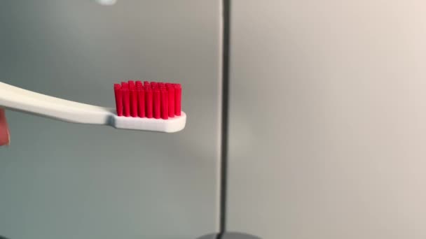 Dávám Zubní Pastu Bílý Červený Plastový Kartáček Detailní Záběr Přípravy — Stock video