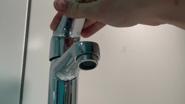 Ultra Lento Abrir Pestaña Agua Baño Con Azulejos Blancos Fondo — Vídeo de stock