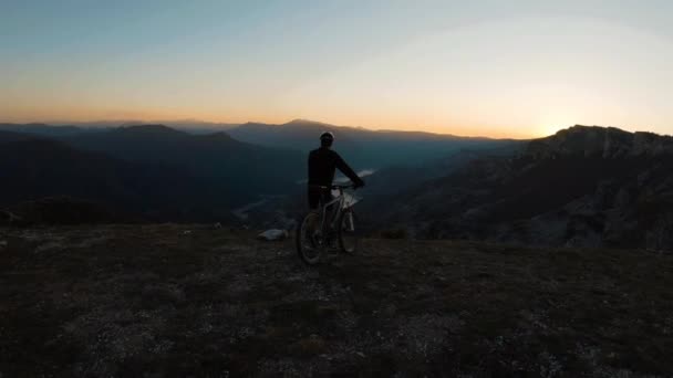 Young Man Standing His Bike Top Mountain Sunset Beautiful Canyon — Stock Video