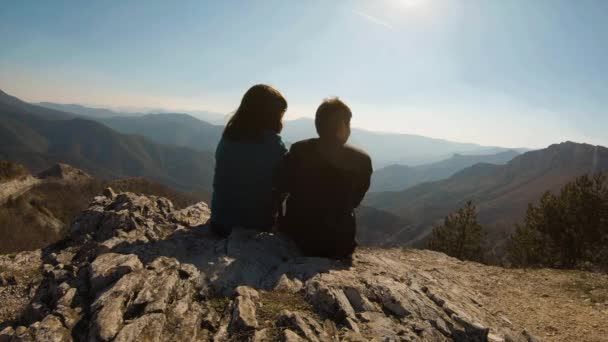 Couple Sitting Hugging Top Mountain View Back — Stock Video