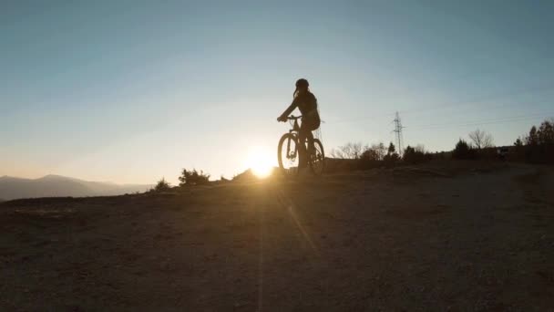 Dziewczyna Jeździ Rowerze Szczycie Góry Zachodzie Słońca Piękny Kanion Jezioro — Wideo stockowe