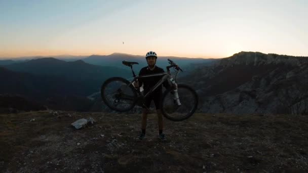 Ung Man Tar Sin Cykel Ovanför Huvudet Som Symbol För — Stockvideo