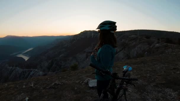 Молода Байкерка Пояснює Вказує Озеро Кайнон Вершини Гори Заході Сонця — стокове відео