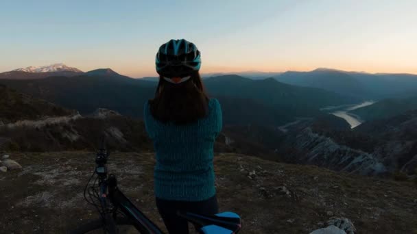 Girl Standing Bike Mountain Sunset Beautiful Canyon Lake Background — Stock Video
