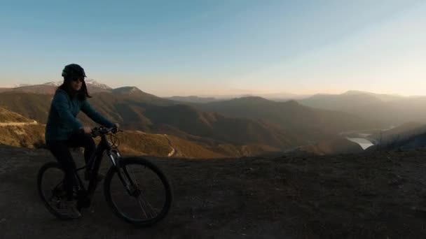 Dziewczyna Jeździ Rowerze Zatrzymuje Się Górze Zachodzie Słońca Piękny Kanion — Wideo stockowe