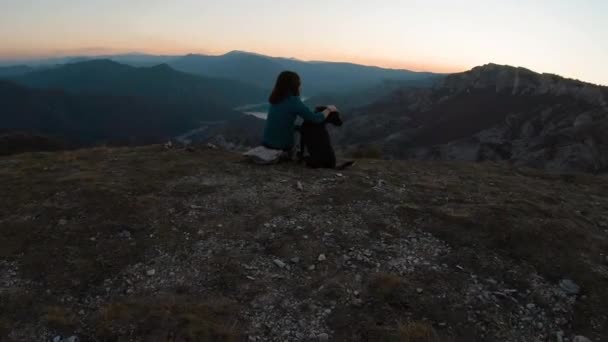 Flicka Sitter Och Gosar Svart Labrador Hund Ett Berg Vacker — Stockvideo