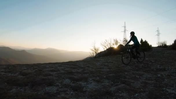 Dziewczyna Jeździ Rowerze Szczycie Góry Pięknym Kanionem Jeziora Zachodzie Słońca — Wideo stockowe