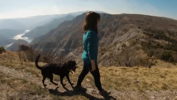Girl Walking Mountain Black Labrador Dog Her Beautiful Lake Canyon — Stock Video