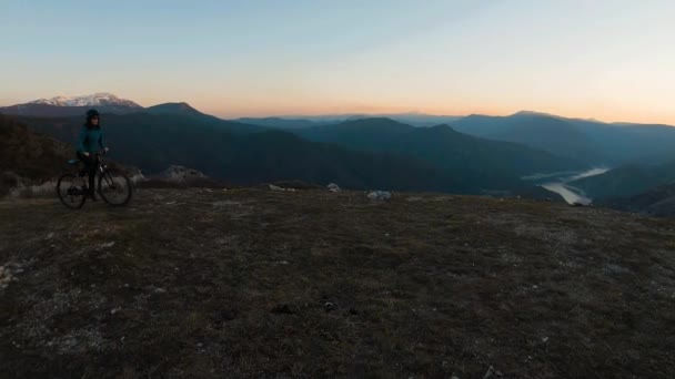 Flicka Rider Cykel Uppför Ett Berg Vid Solnedgången Vacker Kanjon — Stockvideo