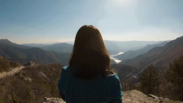 Mädchen Steht Auf Einem Berg Mit Einem Canyon See Hintergrund — Stockvideo