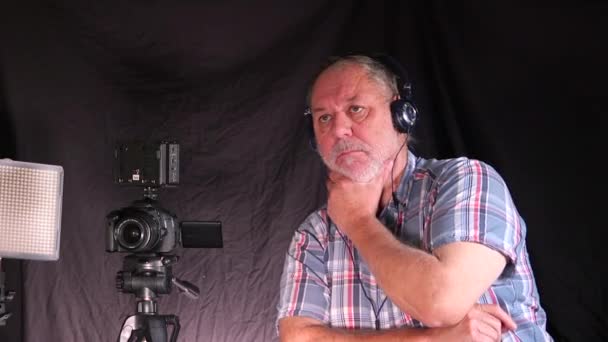 Ένας Σκηνοθέτης Στο Πλατό Προσπαθεί Πάρει Καλύτερο Από Τους Ηθοποιούς — Αρχείο Βίντεο